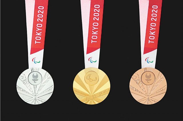 일본 전통 부채를 모티프로 디자인한 2020 도쿄 패럴림픽 메달. 사진 출처 도쿄 패럴림픽 홈페이지