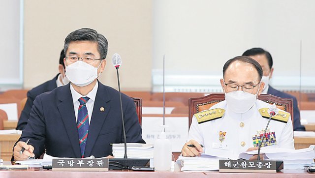 서욱 국방부 장관(왼쪽)과 부석종 해군참모총장이 20일 국회 국방위원회 전체회의에 참석했다. 사진공동취재단