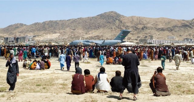 미군 C-17 수송기에 탑승하고자 아프가니스탄 카불공항에 모인 현지 주민들. [AP=뉴시스]