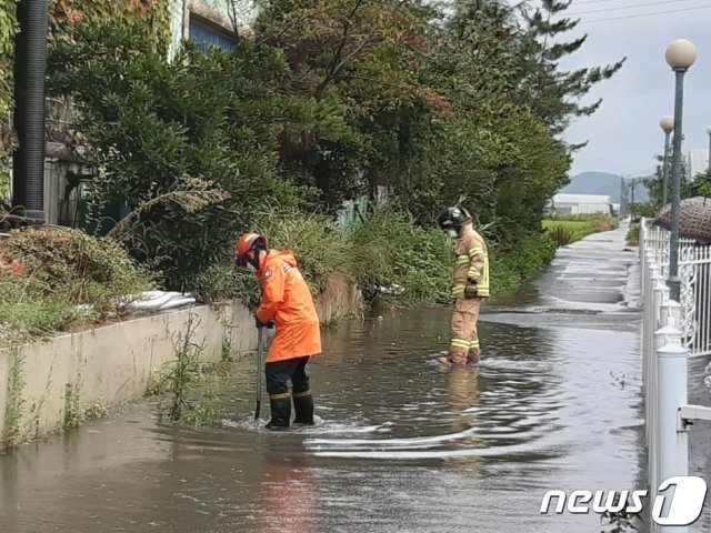 부산 강서구 강동동에서 물이 흘러넘치고 있다.(부산소방재난본부 제공) © 뉴스1