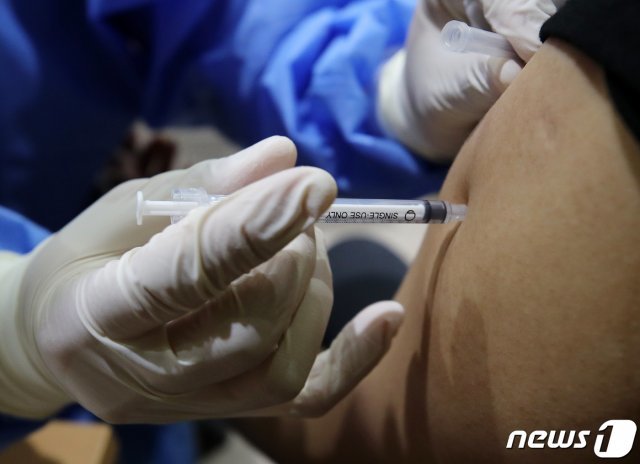 신종 코로나 바이러스 감염증(코로나19) 확산세가 이어지고 있는 20일 서울 종로구 코로나19 예방접종센터에서 의료진이 시민에게 백신을 접종하고 있다.  © News1
