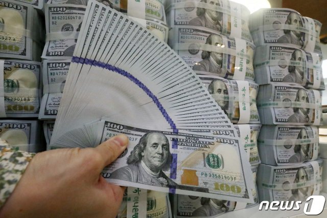지난 7월 5일 서울 중구 하나은행 위변조대응센터에서 직원이 달러를 정리하고 있다. 2021.7.5/뉴스1 © News1