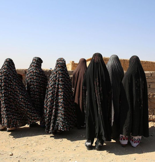부르카(온몸을 가리는 이슬람 의상)를 뒤집어쓴 여성들. 사진=앤젤리나 졸리 인스타그램