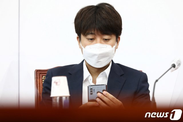 이준석 국민의힘 대표가 19일 오전 국회에서 열린 최고위원회의에서 휴대폰을 만지고 있다. 2021.8.19/뉴스1 © News1
