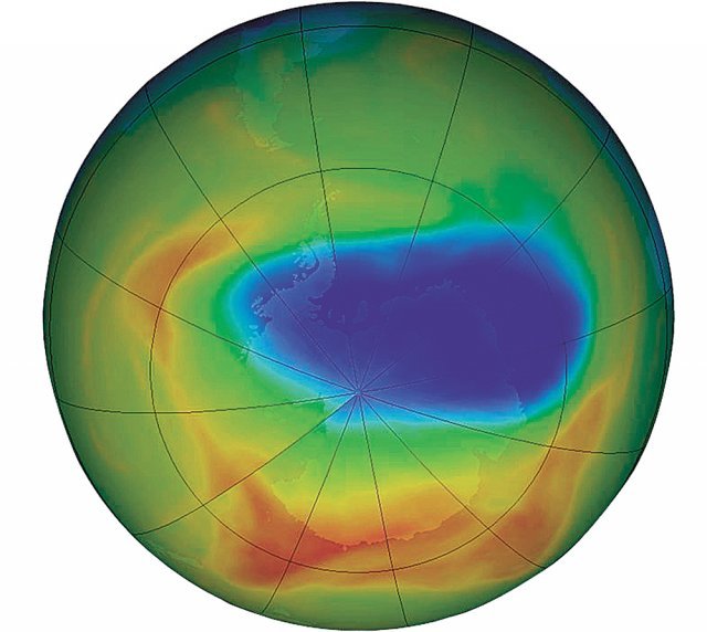 남극의 오존 구멍 변화를 나타낸 사진. 왼쪽 반구는 관측 이래 오존 구멍이 가장 컸던 2006년 9월, 오른쪽 반구는 관측 이래 오존 구멍이 가장 작아진 2019년 10월의 모습이다. 사진 출처 유엔·미국항공우주국(NASA)