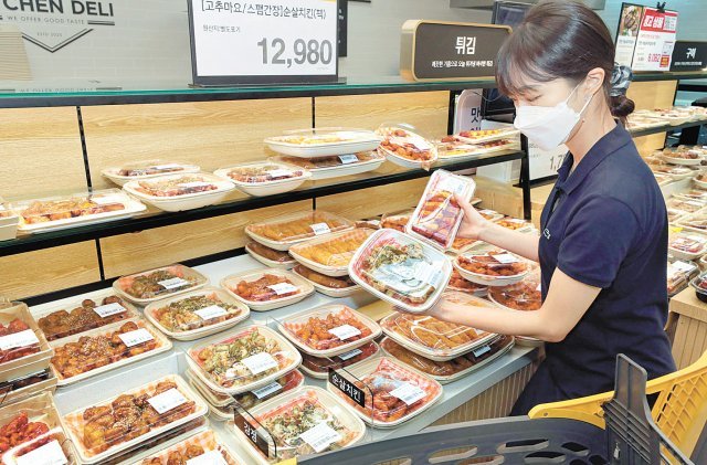 이마트 성수점 키친델리 매장에 친환경 포장재를 도입했다. 이마트 제공