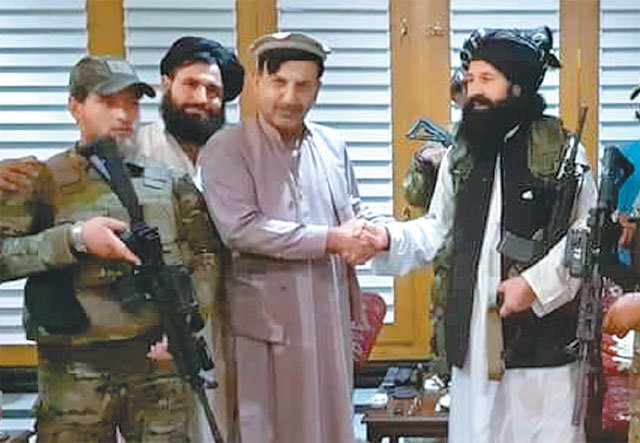 아슈라프 가니 아프가니스탄 대통령의 동생 하슈마트(왼쪽에서 세 번째)가 탈레반 군 지휘관 칼릴 알라흐만 하카니와 악수하는 영상이 21일 공개됐다. 트위터 캡쳐
