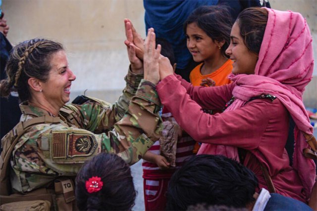 카불공항서 웃음 찾은 아프간 아이들 아프가니스탄 수도 카불의 하미드 카르자이 국제공항에서 헤어졌던 가족을 미군의 
도움으로 다시 만난 아프간 여성(오른쪽)이 20일(현지 시간) 미 여군과 양손을 맞대며 웃고 있다. 이날 미 해군은 이 장면과 
함께 공항 주둔 미군이 아프간 아기들을 돌보는 모습 등 여러 장의 사진을 공개하며 아프간 주민을 돕기 위해 노력하고 있다고 
밝혔다. 미군은 전날 공항 담장 철조망 너머로 건네졌던 아기 또한 공항 안에서 아버지와 다시 만났다고 알렸다. 카불=AP 뉴시스