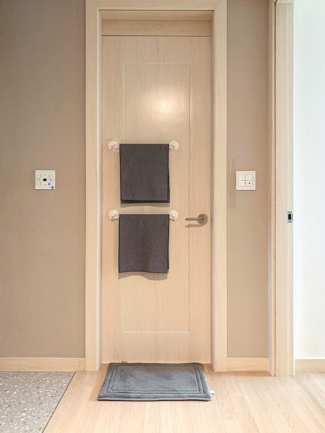 신간 ‘오전의 살림 탐구’를 쓴 정이숙 작가가 욕실 문 밖에 개인 수건을 걸어놓은 모습. 라이프앤페이지 제공