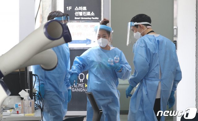 서울 강남구 보건소에 마련된 신종 코로나바이러스 감염증(코로나19) 선별진료소에서 의료진이 코로나19 검사를 위해 분주하게 움직이고 있다.  2021.8.22/뉴스1 © News1