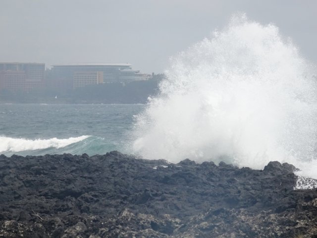 제12호 태풍 오마이스가 우리나라를 향해 북상하는 가운데  제주 서귀포 앞바다의 파도가 점차 거칠어지고 있다. 뉴시스