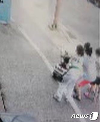 부산 금정구 서동 인근에서 초등학생 남매가 유모차를 붙잡고 있다.(부산경찰청 제공)© 뉴스1