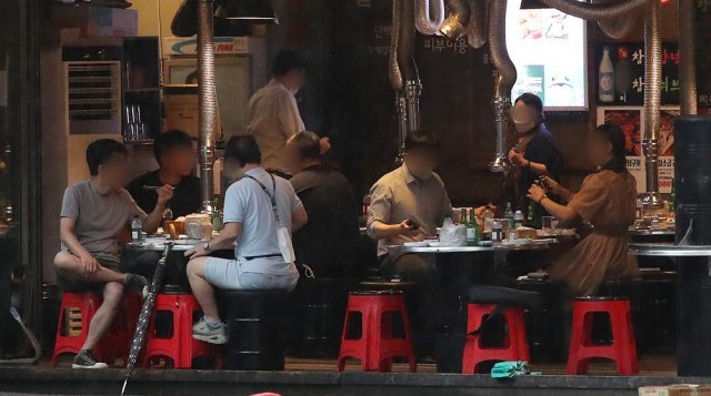 23일 서울 시내의 한 음식점에서 시민들이 모임을 갖고 있다. 오후 6~9시 식당·카페 이용시 예방접종 완료자 2명을 포함하는 경우 4명까지 사적 모임을 허용한다. 미접종자는 현행대로 2명까지만 모일 수 있다. 2021.8.23 /뉴스1