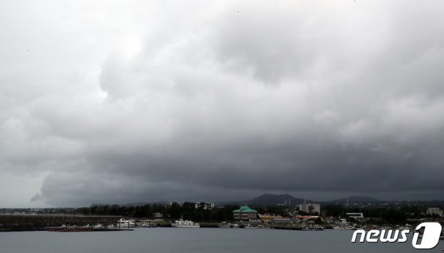 제12호 태풍 ‘오마이스’가 제주로 북상하고 있는 23일 오후 서귀포시 남원읍에서 바라본 하늘에 먹구름이 껴 있다. 2021.8.23/뉴스1 © News1