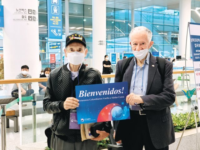 6·25전쟁 참전 69년 만에 방한한 콜롬비아 참전용사 기예르모 로드리게스 구스만씨(오른쪽)와 알바로 로사노차리 씨가 23일 인천공항에 도착한 직후 기념사진을 찍고 있다. 국가보훈처 제공