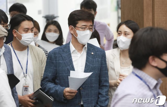 고용진 더불어민주당 수석대변인이 8일 오후 서울 여의도 국회 소통관에서 부동산 투기 의혹에 연루된 소속 국회의원 12명 전원에 대한 탈당 권유 방침을 발표하기 위해 입장하고 있다. 2021.6.8/뉴스1 © News1