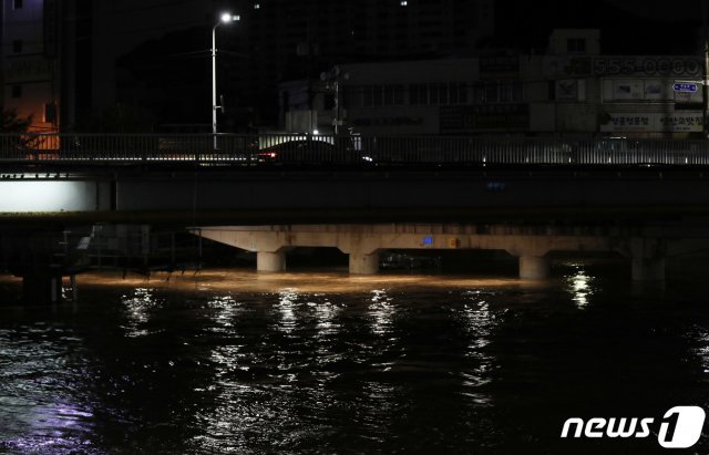 태풍 ‘오마이스’가 경남 부근에 북상한 24일 오전 부산 연제구 인근 온천천이 범람해 산책로 등이 침수돼 있다. 2021.8.24/뉴스1 ⓒ News1