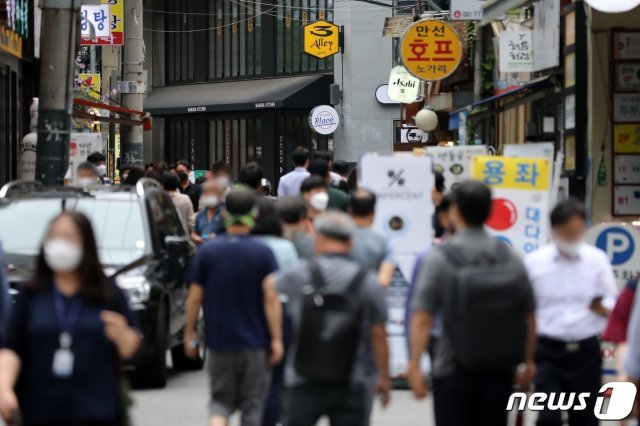 신종 코로나바이러스 감염증(코로나19) 확산 예방을 위한 사회적 거리두기가 2주 연장된 지난 23일 서울 중구의 음식점 거리에서 시민들이 발걸음을 옮기고 있다. 2021.8.23/뉴스1 © News1