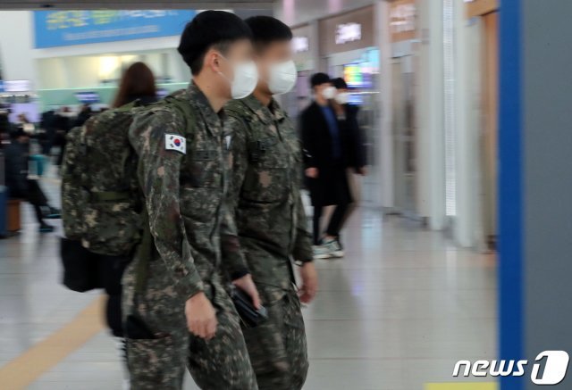 서울역 대합실에서 군 장병들이 이동하고 있다. 2020.11.23/뉴스1 © News1