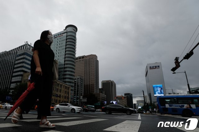 태풍 오마이스의 영향으로 전국에 비가 내린 24일 오전 서울 종로구 광화문 네거리에서 바라본 하늘에 먹구름이 깔려있다. 2021.8.24/뉴스1 © News1