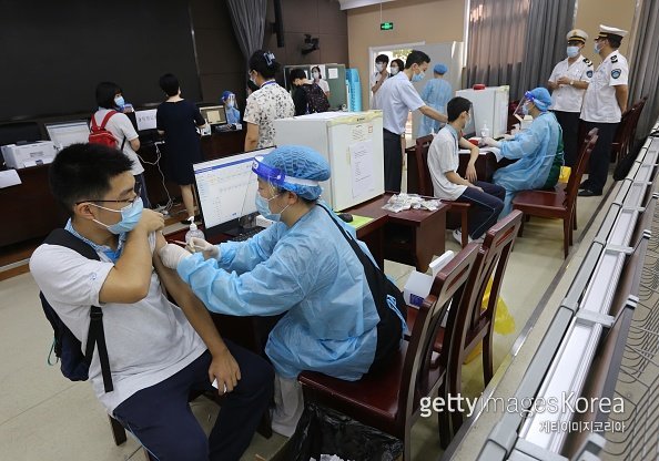 난징의 한 고등학교에서 코로나19 백신 접종을 실시하고 있다. ⓒGettyImagesBank