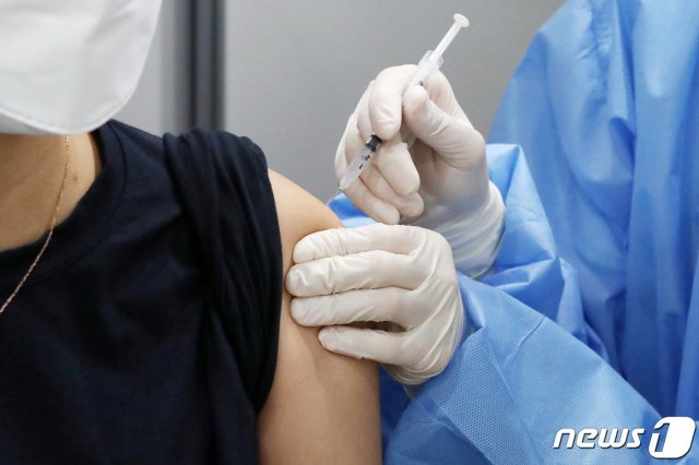 30일 서울 영등포구 구민회관에 마련된 코로나19 백신 예방접종센터에서 시민들이 백신 접종을 받고 있다. 2021.7.30/뉴스1 © News1
