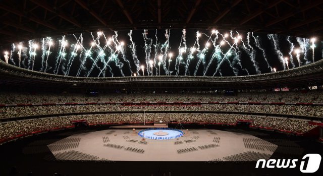 24일 오후 일본 도쿄 국립경기장(올림픽 스타디움)에서 열린 2020 도쿄 패럴림픽 개회식에서 축하 불꽃이 터지고  있다. (서울=뉴스1)