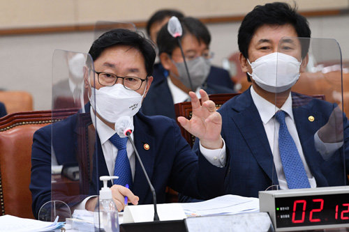 박범계 법무부 장관이 24일 오후 서울 여의도 국회에서 열린 법제사법위원회 전체회의에서 질의에 답변하고 있다. 사진공동취재단