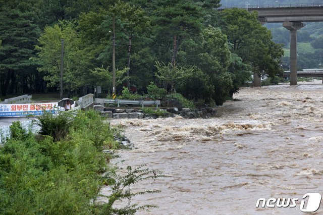 24일 오전 전라북도 임실군 강진면 일중리 천변이 내리는 비로 넘실대고 있다. 전주기상지청에 따르면 자정부터 이날 오전 10시까지 누적 강수량은 임실 강진면 114.5㎜다. (임실군청 제공) 2021.8.24/뉴스1