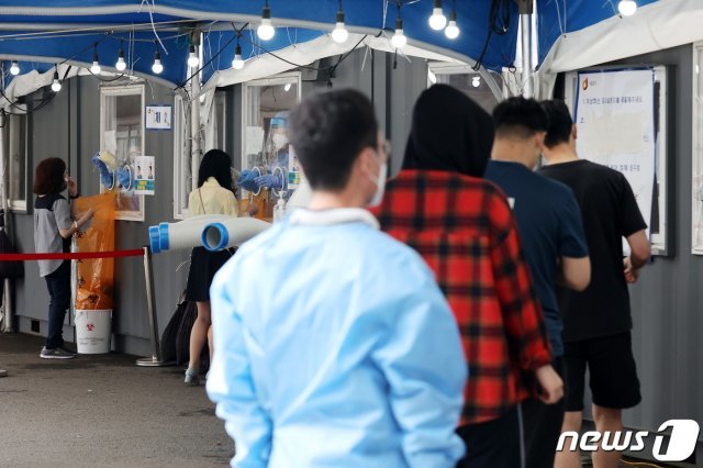 서울 중구 서울역 광장 임시선별검사소에서 시민들이 신종 코로나바이러스 감염증(코로나19) 검사를 받고 있다./뉴스1 © News1