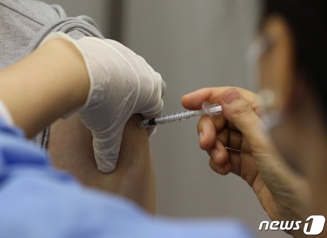 지난 24일 오후 서울 중구 예방접종센터에서 시민들이 신종 코로나바이러스 감염증(코로나19) 백신 접종을 하고 있다. 2021.8.24/뉴스1 © News1