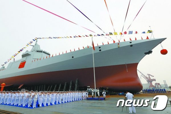중국 인민해방군이 첫 차세대 구축함 ‘055형을 진수시키고 있다. (인민해방군 제공) © News1