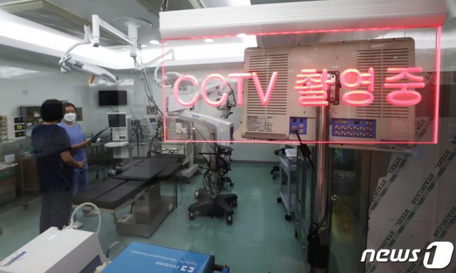 23일 오후 경기도 수원시 장안구 경기도의료원 수원병원 수술실에서 병원관계자들이 CCTV를 점검하고 있다. © News1