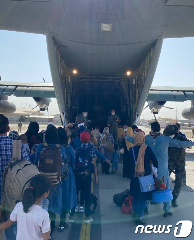 아프기니스탄에서 우리 정부·기관과 함께 일하거나 관련 사업을 지원해준 현지인 조력자와 그 가족들 24일 수도 카불 공항에서 우리 공군 C-130J 수송기에 탑승하고 있다… (외교부 제공) 2021.8.25/뉴스1