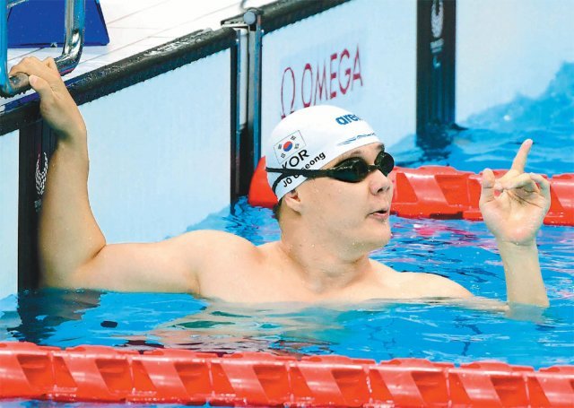 한국 장애인 수영 간판 조기성이 25일 2020 도쿄 패럴림픽 남자 평영 50m(SB3) 결선을 마친 뒤 자기 기록을 확인하고 있다. 조기성은 51초58로 이 종목 개인 최고 기록을 새로 쓰며 6위에 올랐다. 도쿄=패럴림픽사진공동취재단