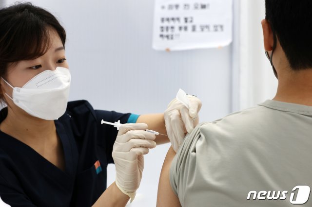 25일 오전 서울 동작구민체육센터에 마련된 예방접종센터에서 시민들이 코로나19 백신 접종을 받고 있다. 2021.8.25/뉴스1 © News1