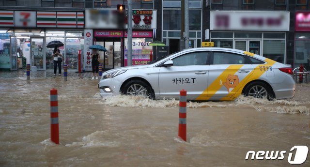 호우경보가 내린 25일 오후 부산 연제구의 한 도로가 빗물에 잠겨 있다. 2021.8.25/뉴스1 © News1