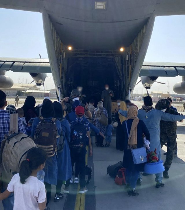 한국 정부에 협력한 아프간인 가운데 한국행을 희망한 이들이 카불 공항에서 중간 기착지인 파키스탄 이슬라마바드 공항으로 가기 위해 우리 군 수송기에 탑승하고 있다.  사진 뉴시스