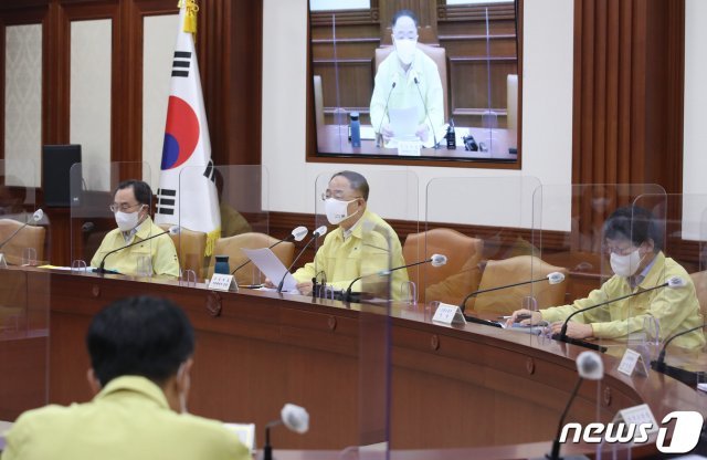 홍남기 경제부총리 겸 기획재정부 장관이 26일 서울 종로구 정부서울청사에서 열린 비상경제 중앙대책본부회의에서 모두 발언을 하고 있다. 2021.8.26/뉴스1 © News1