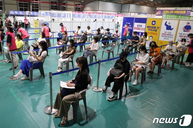 경북 포항시 북구 지역 고3학년들과 교직원들이 북구 코로나19 예방접종센터인 한마음체육관에서 신종 코로나바이러스 감염증(코로나19) 화이자 백신을 접종받기 위해 기다리고 있다. 2021.7.19 /뉴스1 © News1