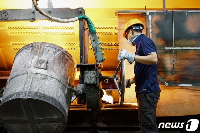 주물 생산 공정에서 일하고 있는 중소기업 근로자 모습(사진은 기사 내용과 직접적인 관련 없음) © 뉴스1