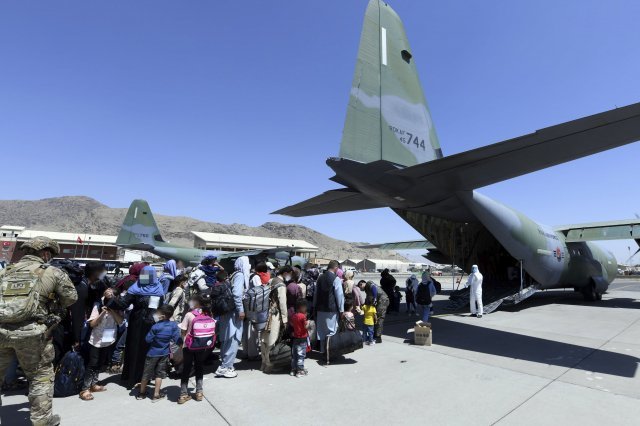 한국으로 이송될 아프간인 현지 조력자와 가족들이 25일(현지시간) 아프가니스탄 카불공항에서 공군 C-130J 수퍼허큘리스 수송기에 탑승하기 위해 대기하고 있다. 공군 제공