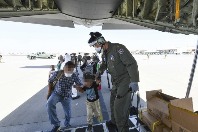 한국으로 이송될 아프간인 현지 조력자와 가족들이 25일(현지시간) 아프가니스탄 카불공항에서 공군 C-130J 수송기에 탑승하고 있다. 공군 제공