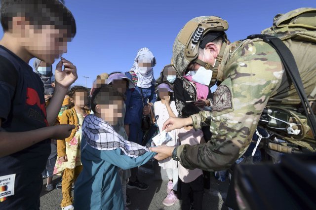 공군 최정예 특수부대 요원인 공정통제사(CCT : Combat Control Team)가 25일(현지시간) 아프가니스탄 카불공항에서 한국으로 이송될 아프간인 현지 조력자의 자녀들에게 간식을 제공하고 있다. 공군 제공