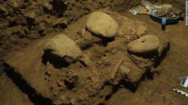 인도네시아의 술라웨시 동굴에서 매장된 채 발견된 17~18세 여성의 유해. CNN
