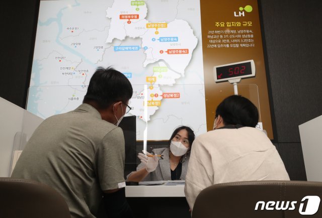 28일 오전 서울 송파구 장지동에 위치한 사전청약 접수처에서 시민들이 사전청약 접수를 하고 있다(자료사진) 2021/7/28/뉴스1 © News1