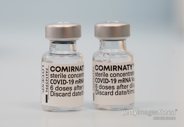 ‘코머너티(Comirnaty)’라는 새 이름을 갖게된 화이자 코로나19 백신. (GettyImages)/코리아