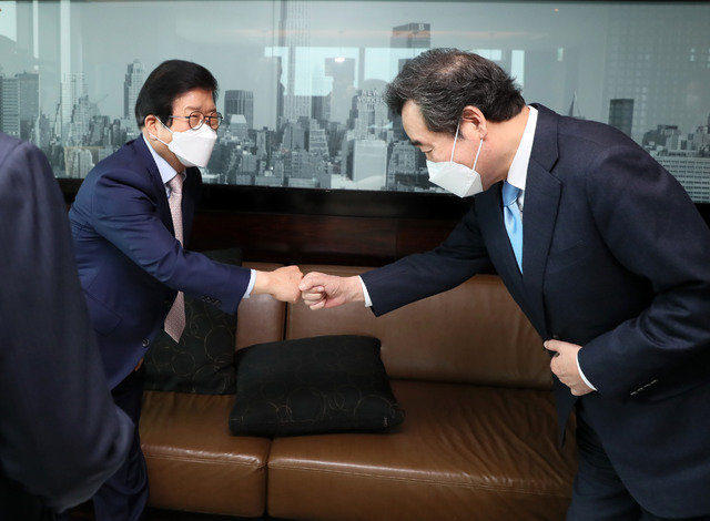 박병석 국회의장(왼쪽)과 이낙연 전 더불어민주당 대표