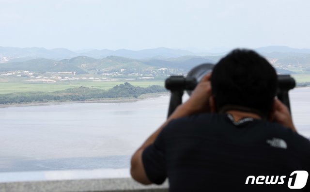 지난 10일 경기도 파주시 오두산전망대를 찾은 관람객들이 망원경으로 북한 황해북도 개풍군 마을을 바라보고 있다. 2021.8.10/뉴스1 © News1