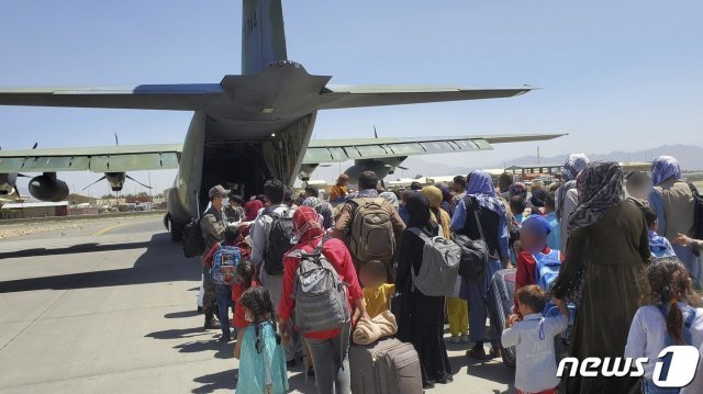 국내 이송이 결정된 아프가니스탄인들이 25일(현지시간) 카불 공항에서 공군 C-130J ‘슈퍼 허큘리스’ 수송기에 탑승하기 위해 대기하고 있다… (공군 제공) 2021.8.26/뉴스1
